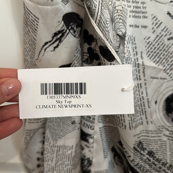 Reformation Sky Top Climate Newsprint Silk Size XS - Picture 4 of 4